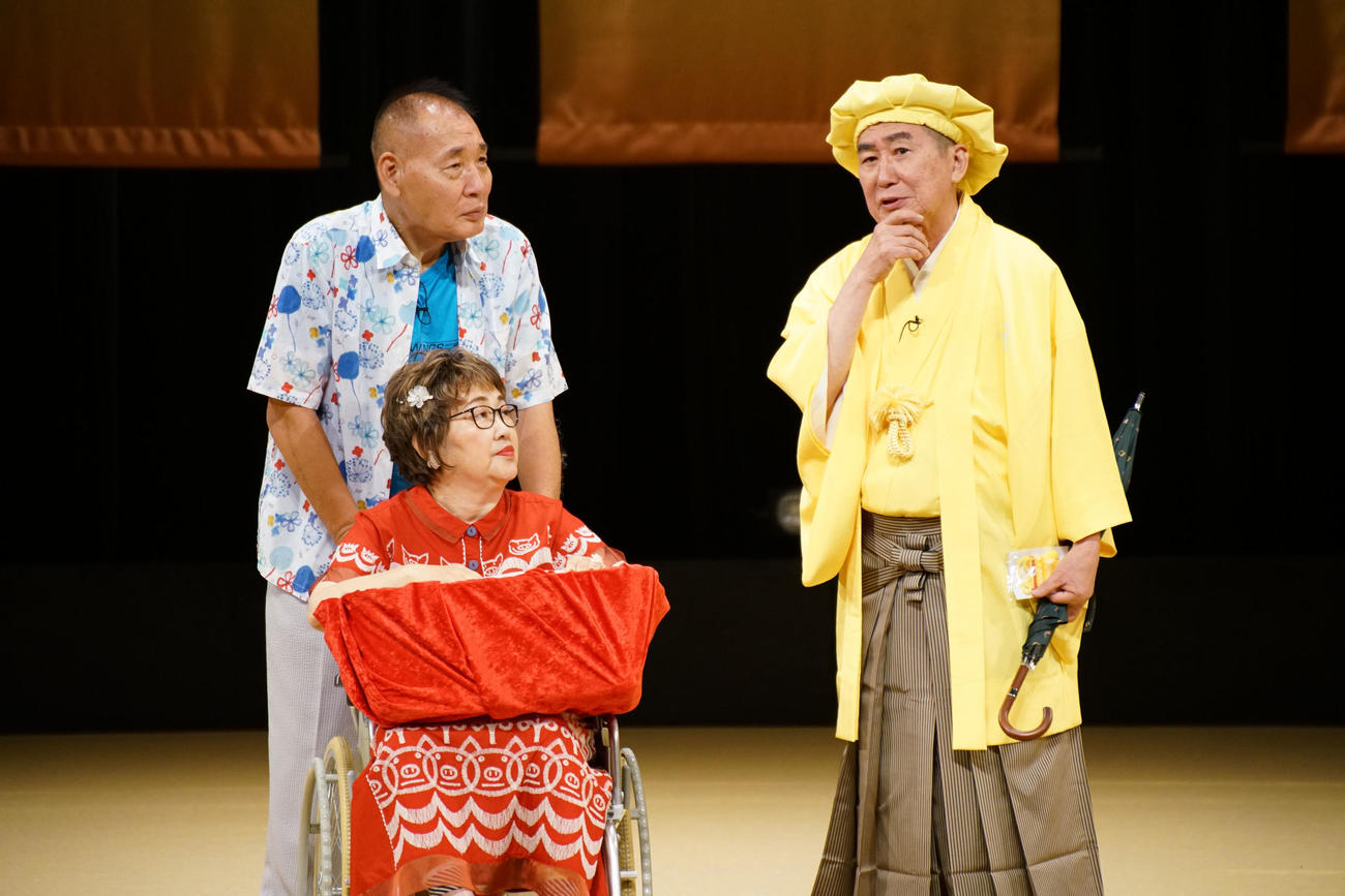 桂文枝(右)の傘寿記念落語会にサプライズ出演した宮川花子と夫の大助