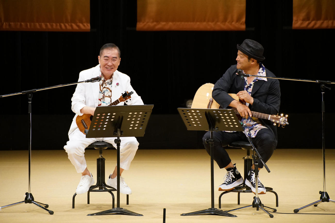 傘寿記念落語会で山口智充(右)のギターに合わせてウクレレを演奏をした桂文枝