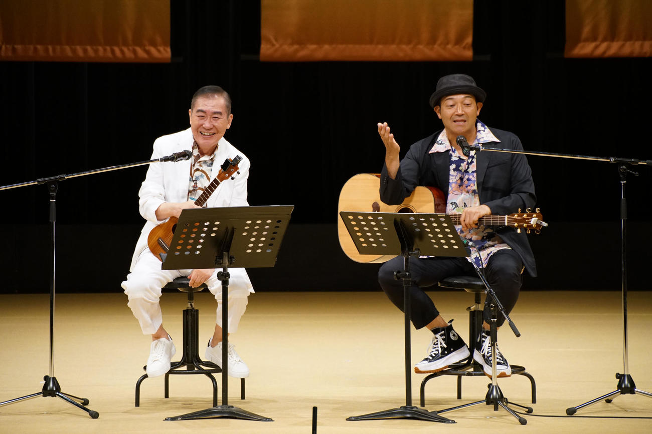 傘寿記念落語会で山口智充(右)のギターに合わせてウクレレを演奏をした桂文枝