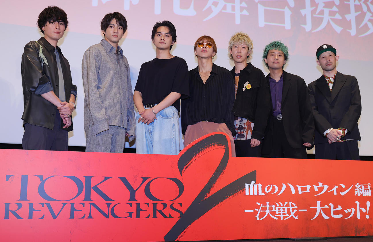 「東京リベンジャーズ2　血のハロウィン編－決戦－」大ヒット舞台あいさつを行った左から間宮祥太朗、山田裕貴、北村匠海、SUPER BEAVERの渋谷龍太、柳沢亮太、上杉研太、藤原“35才”広明（撮影・野上伸悟）