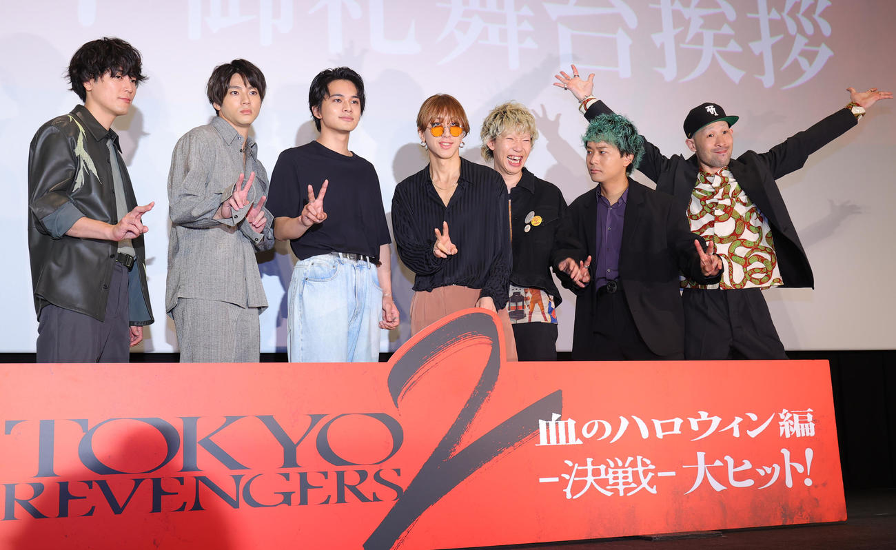 「東京リベンジャーズ2　血のハロウィン編－決戦－」大ヒット舞台あいさつを行った左から間宮祥太朗、山田裕貴、北村匠海、SUPER BEAVERの渋谷龍太、柳沢亮太、上杉研太、藤原“35才”広明（撮影・野上伸悟）