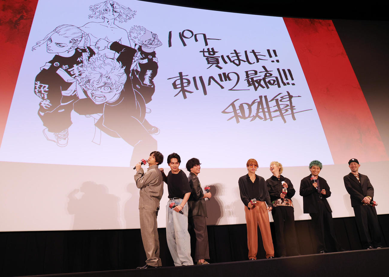 「東京リベンジャーズ2　血のハロウィン編－決戦－」大ヒット舞台あいさつで、減作の和久井健氏から贈られたイラストと同じポーズをとる左から山田裕貴、北村匠海、間宮祥太朗。右から笑顔のSUPER BEAVERの藤原“35才”広明、上杉研太、柳沢亮太、渋谷龍太（撮影・野上伸悟）