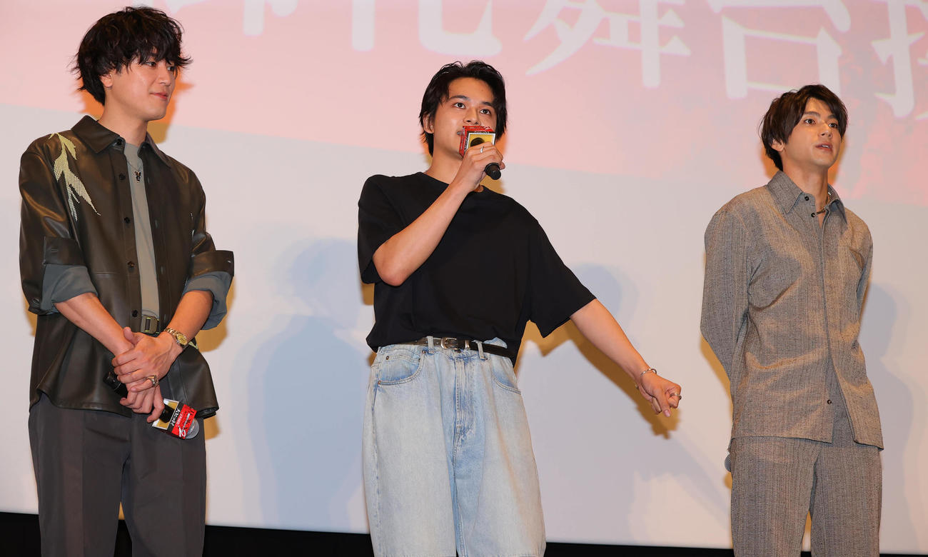 「東京リベンジャーズ2　血のハロウィン編－決戦－」大ヒット舞台あいさつを行った左から間宮祥太朗、北村匠海、山田裕貴（撮影・野上伸悟）