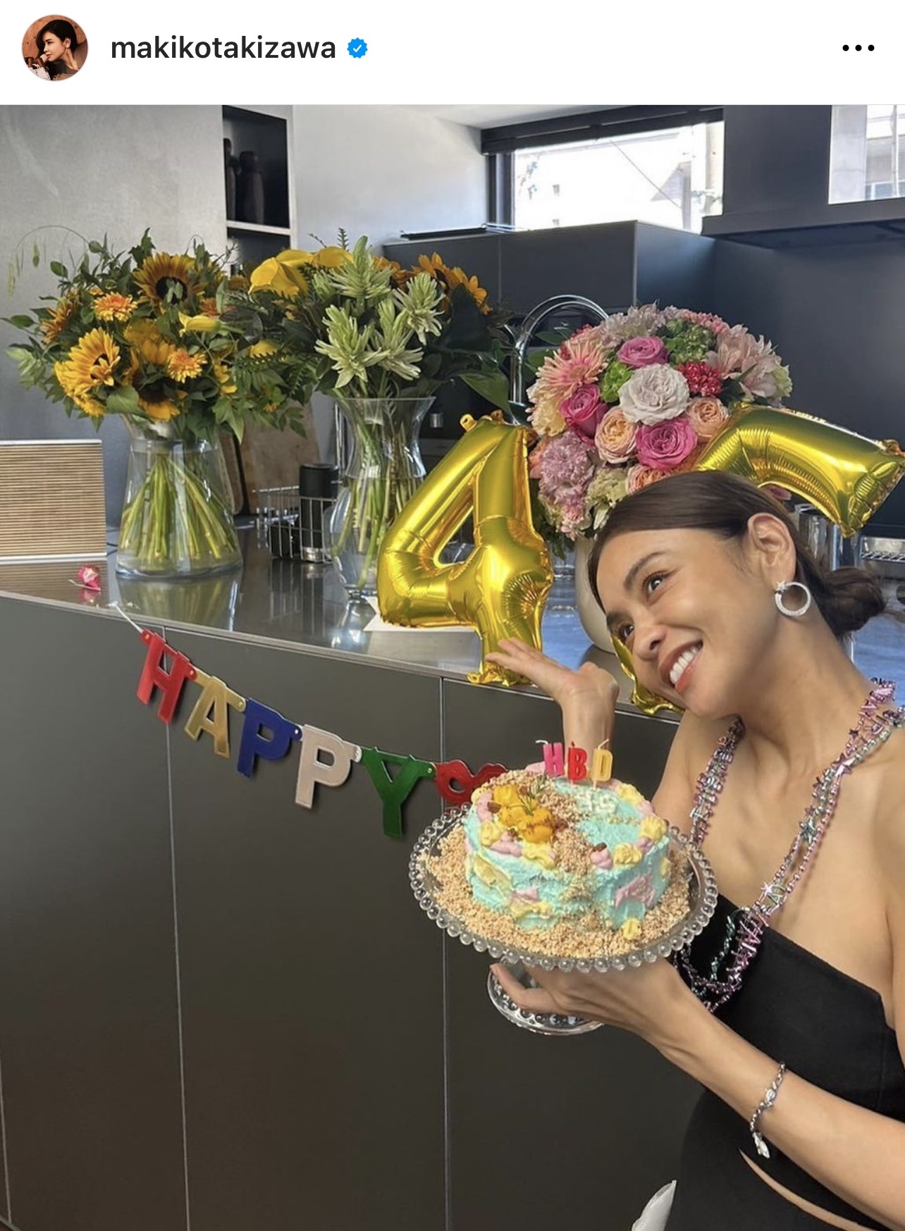45歳の誕生日を迎え、ケーキを手にする滝沢眞規子（滝沢眞規子のインスタグラムから）