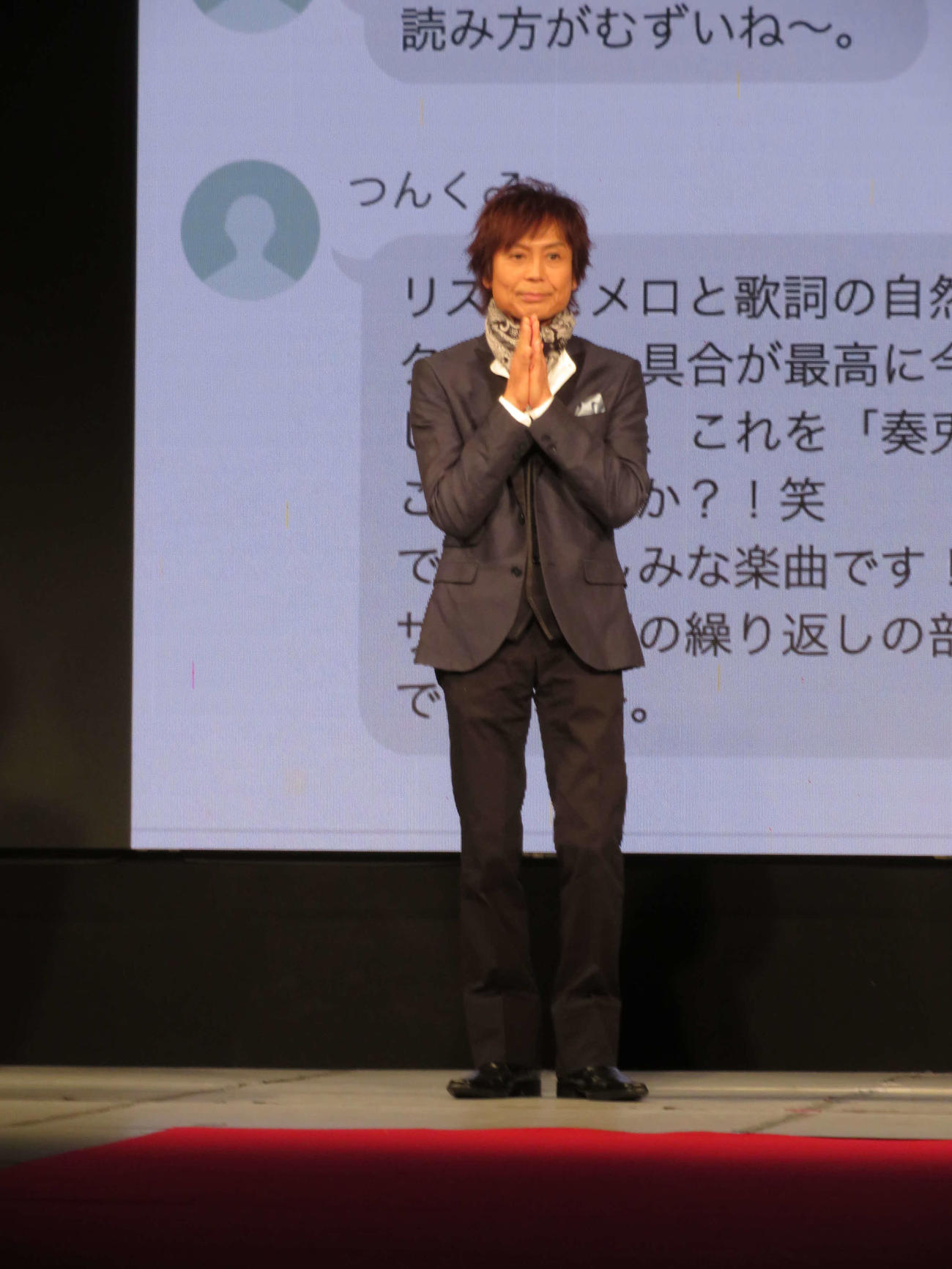TOKYO青春映画祭2023表彰式で拍手する、つんく♂（撮影・村上幸将）