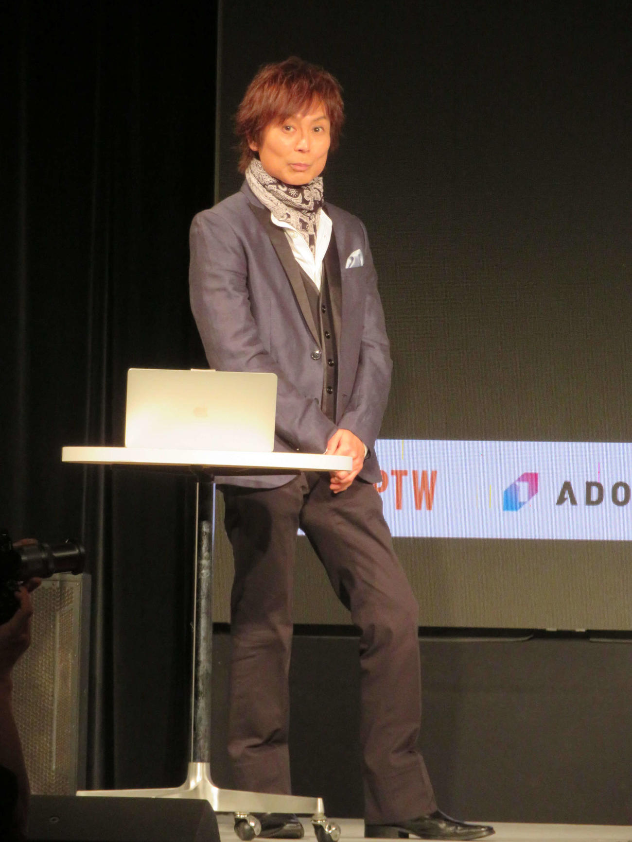 TOKYO青春映画祭2023表彰式で拍手する、つんく♂（撮影・村上幸将）