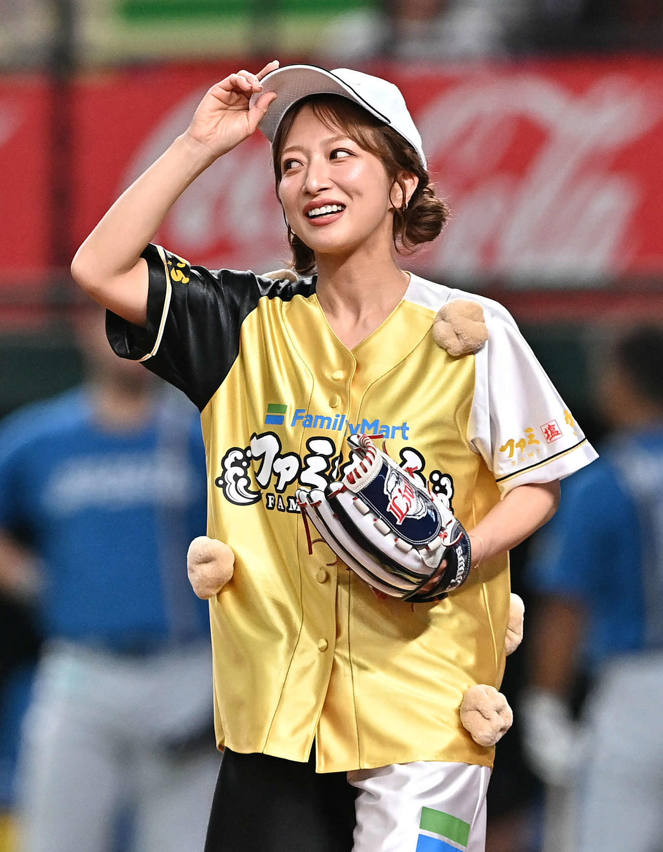 西武対日本ハム　始球式の投球を終え笑顔の辻希美（撮影・滝沢徹郎）