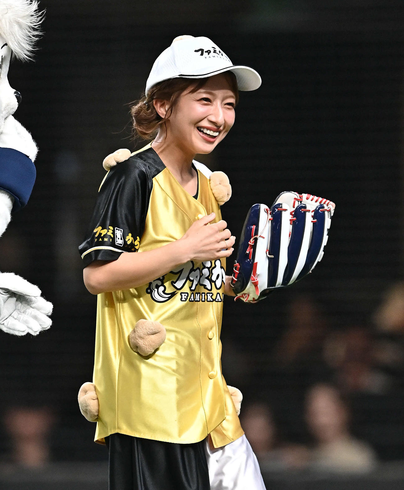 西武対日本ハム　始球式の投球を終え笑顔の辻希美（撮影・滝沢徹郎）