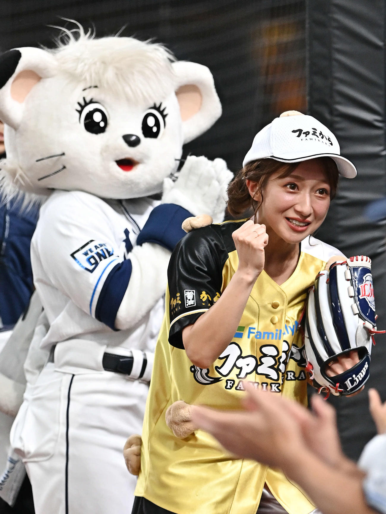 西武対日本ハム　始球式の投球を終え笑顔の辻希美（撮影・滝沢徹郎）