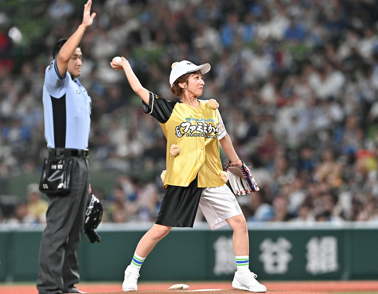 西武対日本ハム　始球式で投球する辻希美（撮影・滝沢徹郎）