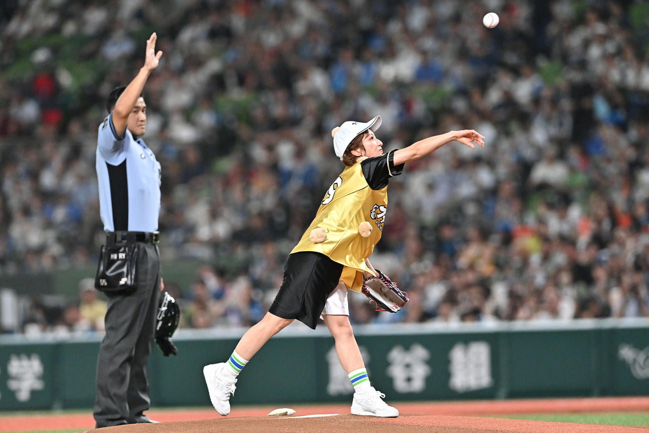 西武対日本ハム　始球式で投球する辻希美（撮影・滝沢徹郎）