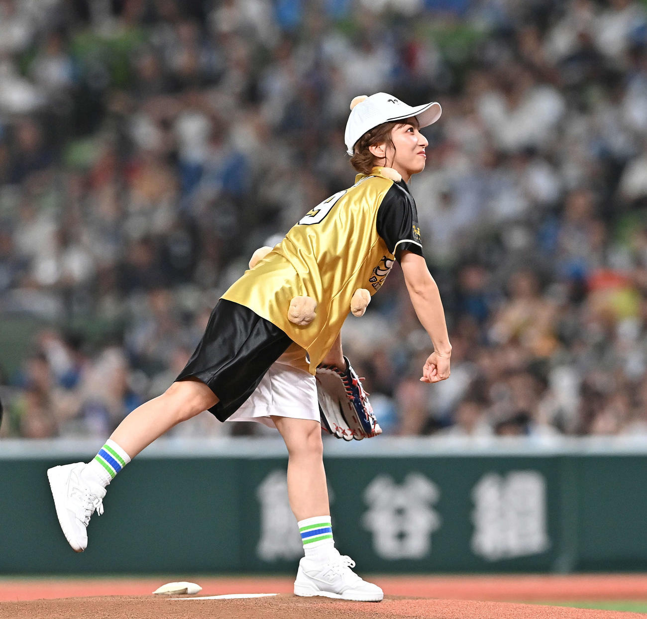 西武対日本ハム　始球式で投球する辻希美（撮影・滝沢徹郎）