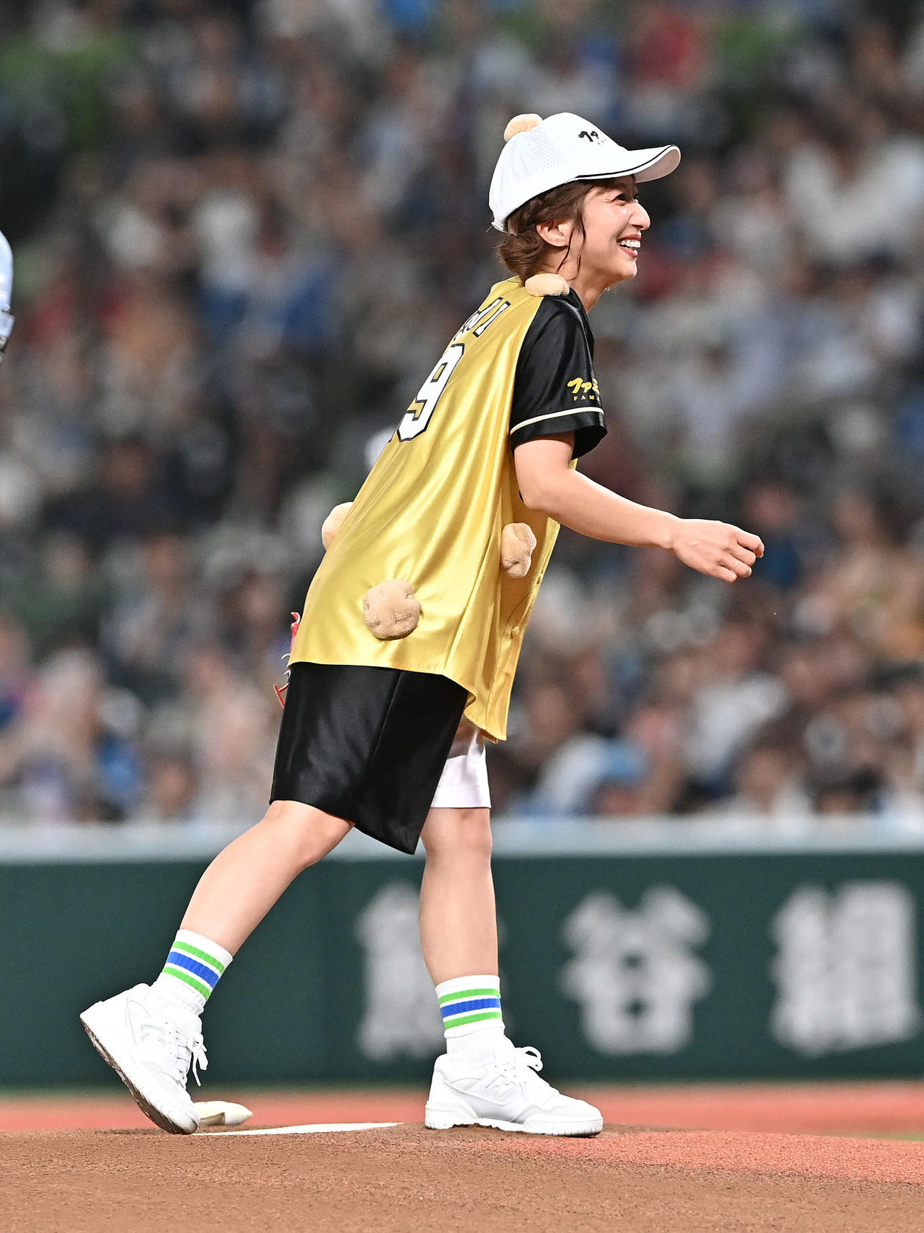 西武対日本ハム　始球式で投球する辻希美（撮影・滝沢徹郎）