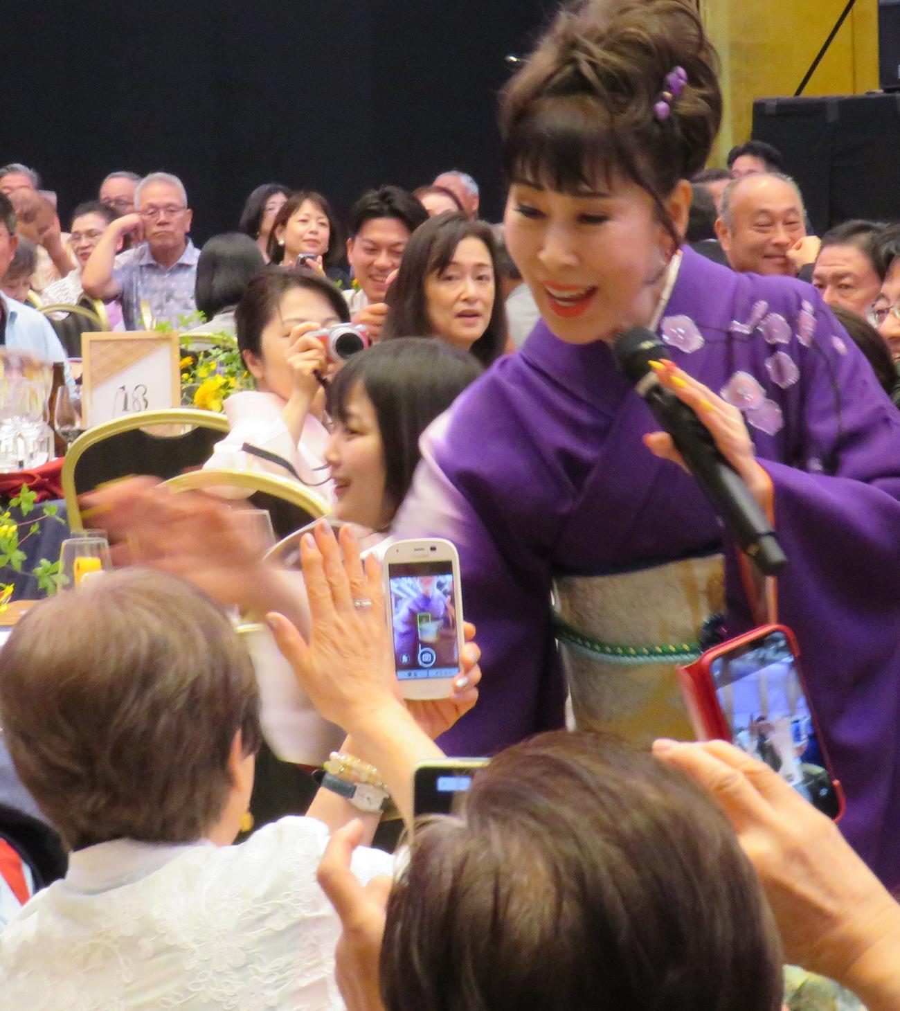 ディナーショーで客席を回る原田悠里