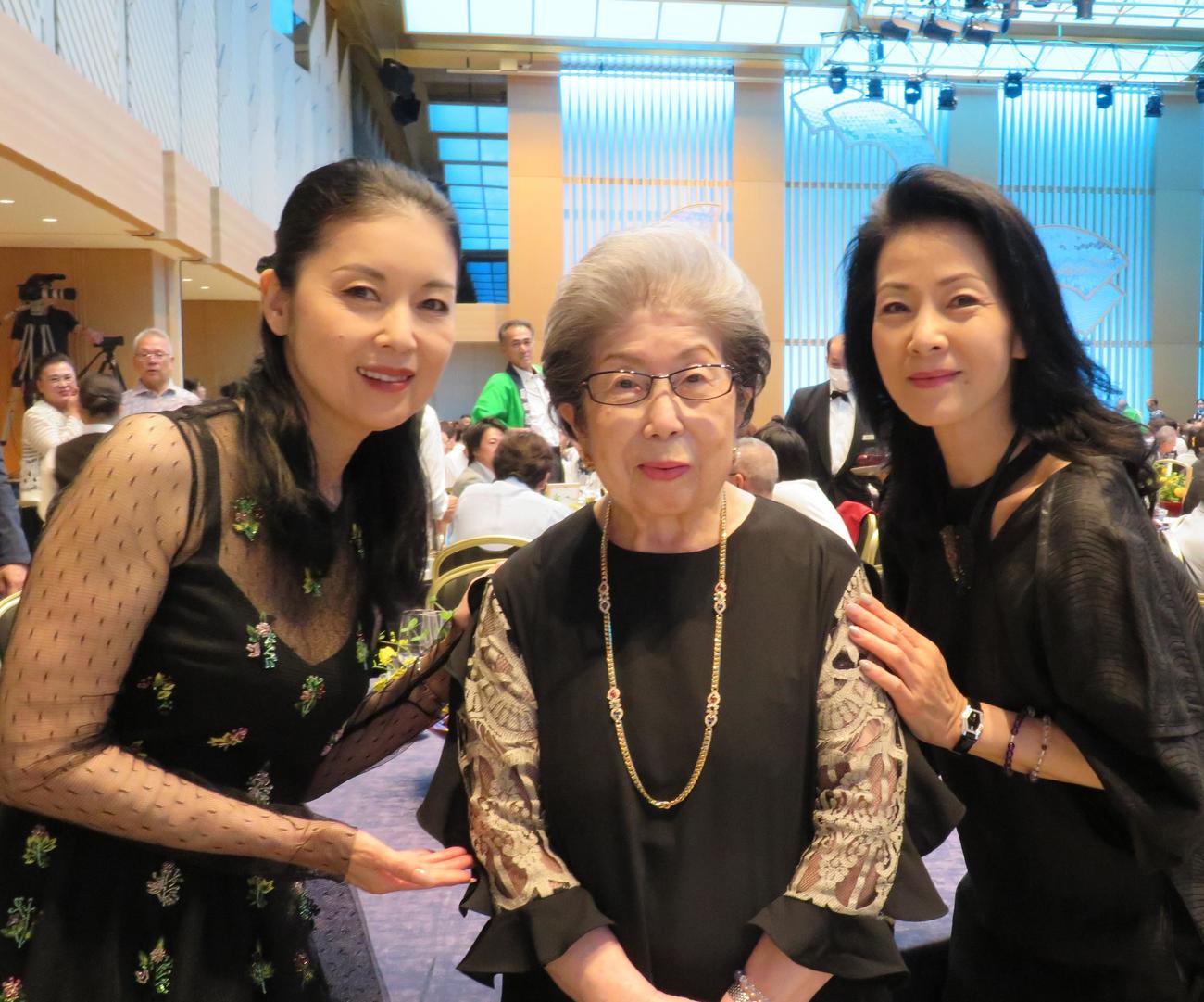原田悠里のディナーショーに駆けつけた、左から藤あや子、二葉百合子さん、坂本冬美