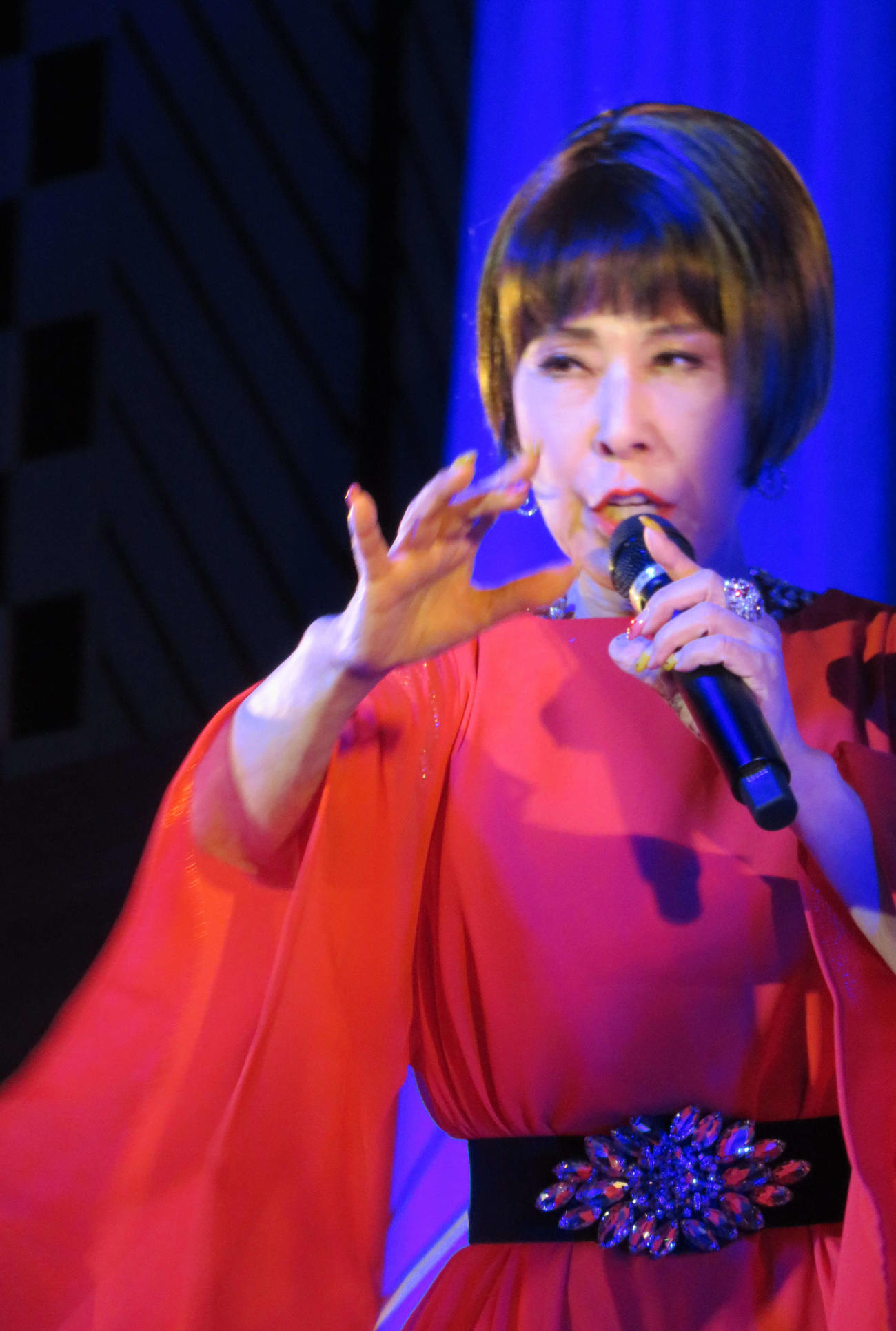 ディナーショーで熱唱する原田悠里