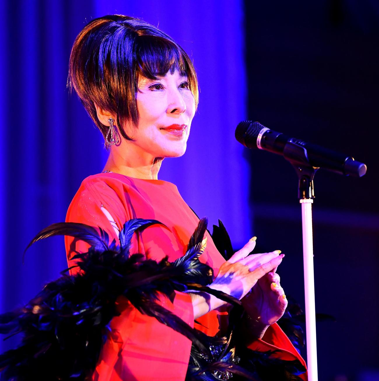 ディナーショーで熱唱する原田悠里