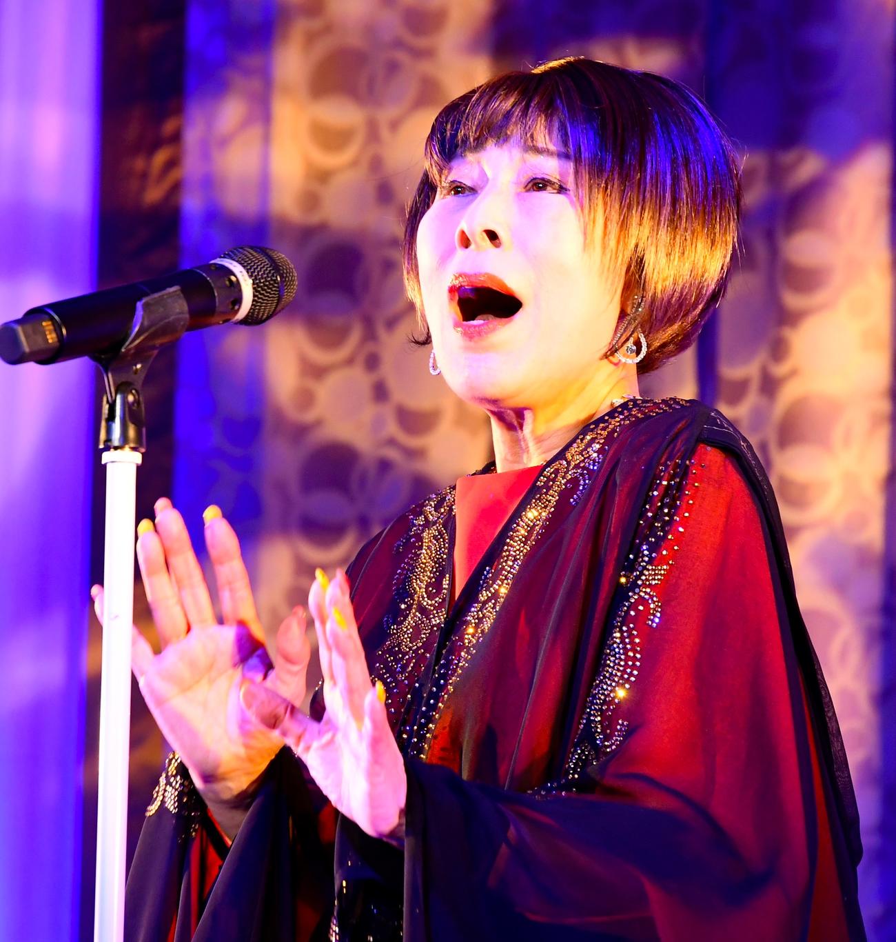 ディナーショーで熱唱する原田悠里