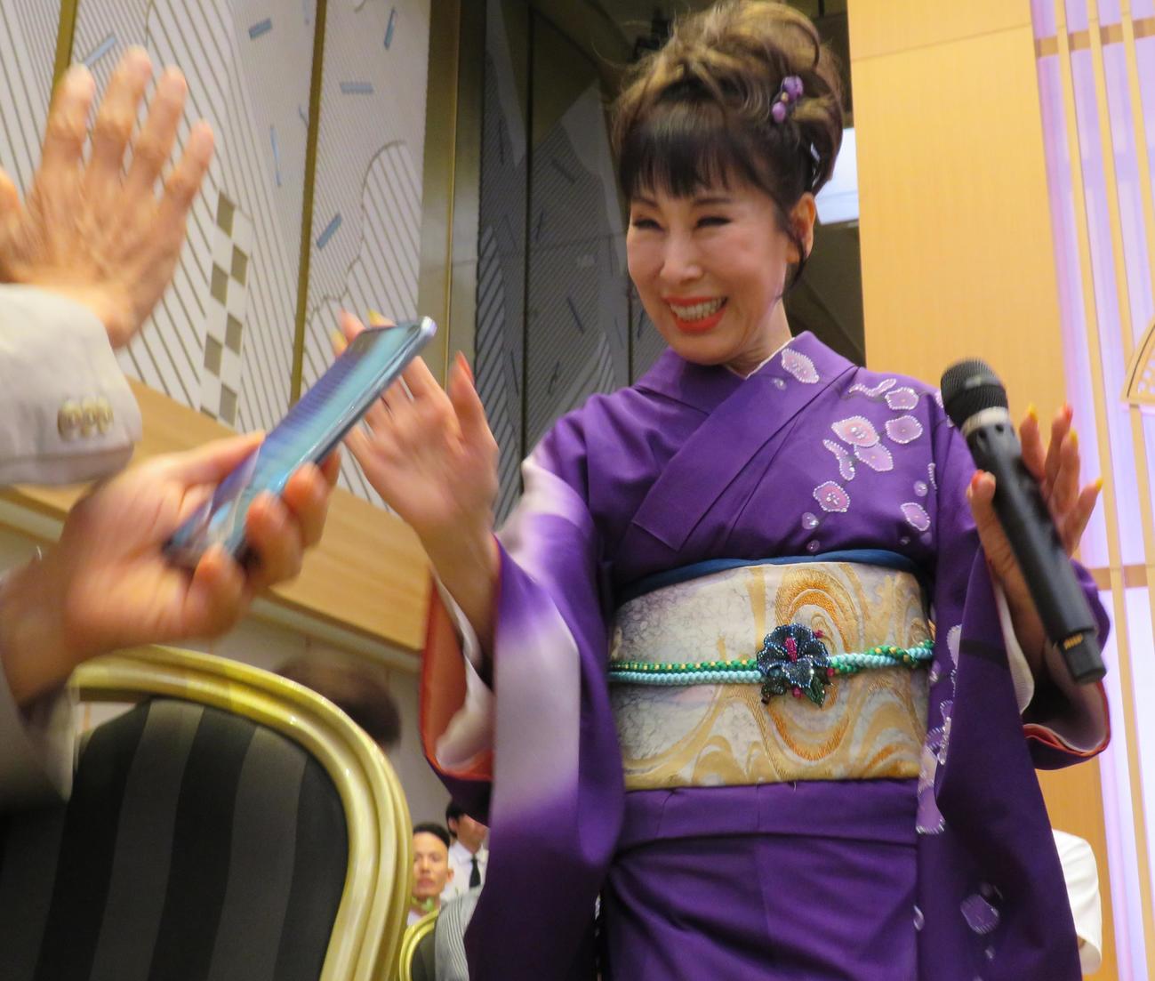 ディナーショーで客席を回る原田悠里