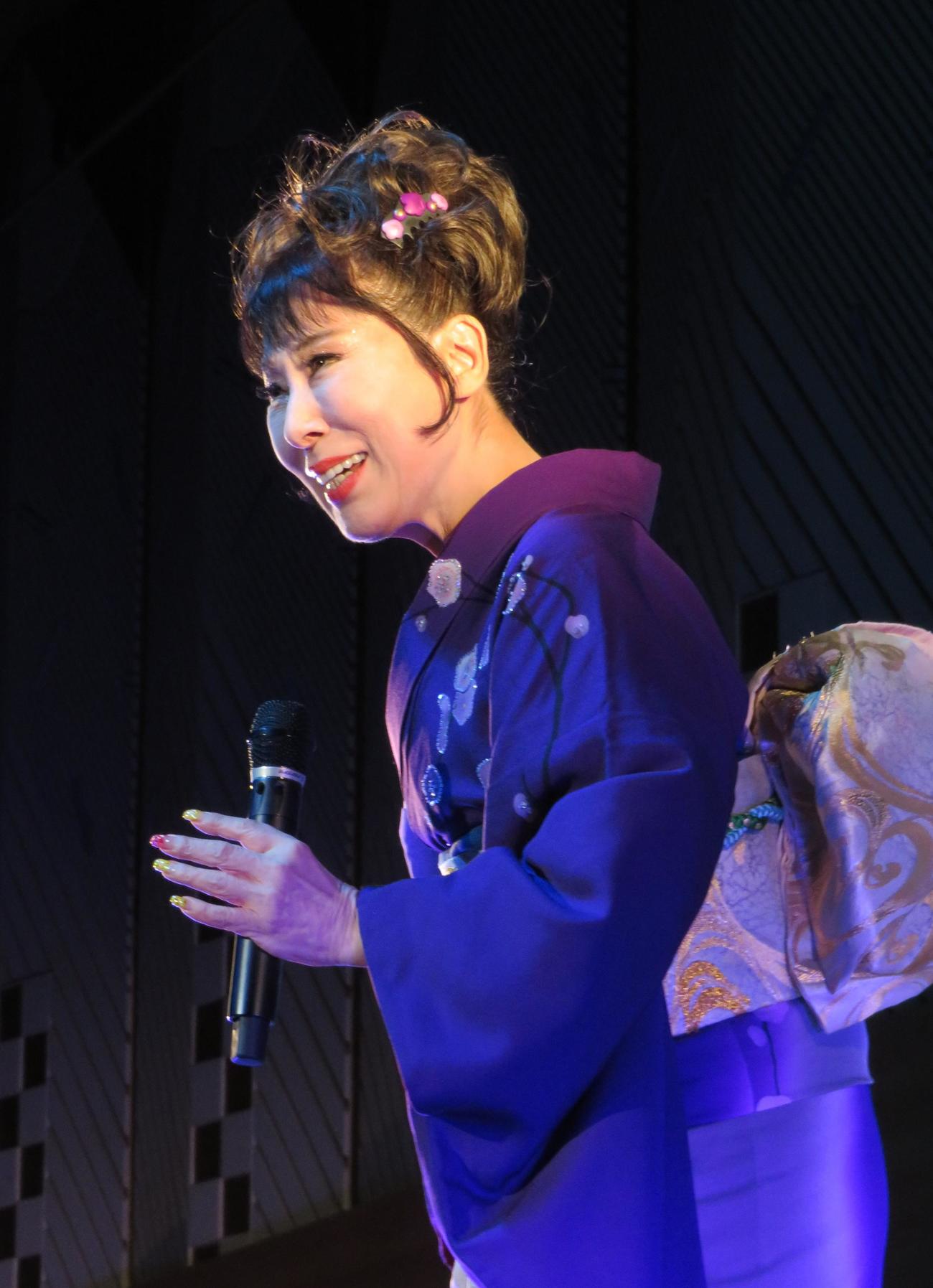ディナーショーで熱唱する原田悠里