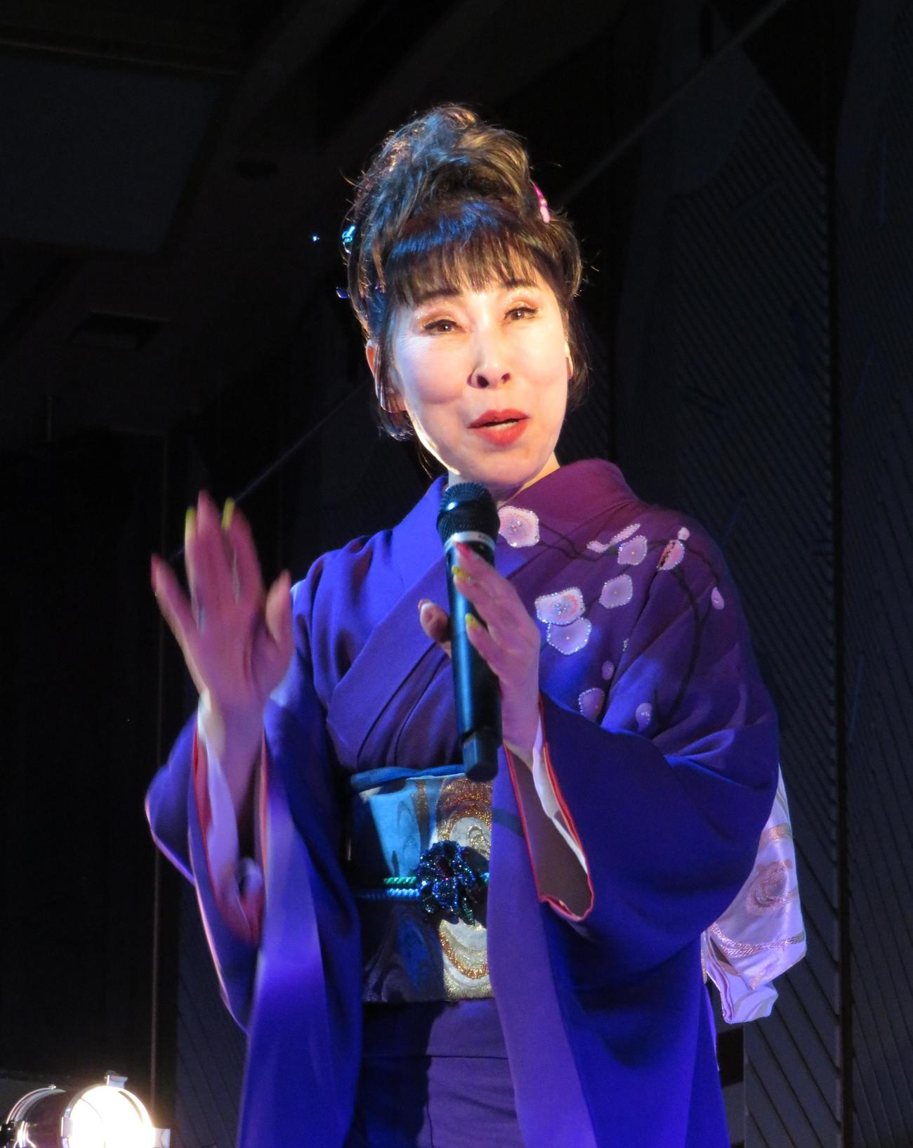ディナーショーで熱唱する原田悠里