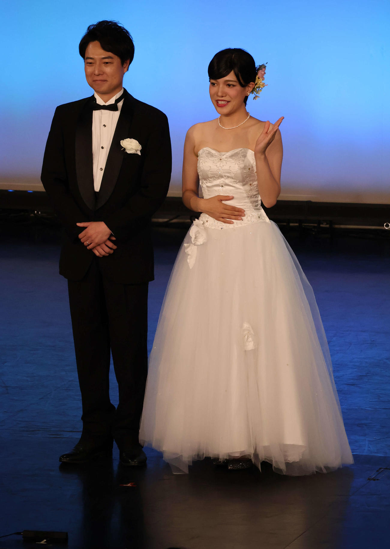 吉本新喜劇の金原早苗（右）信濃岳夫が「小泉夫妻」になりきって、イベントで披露宴（撮影・村上久美子）