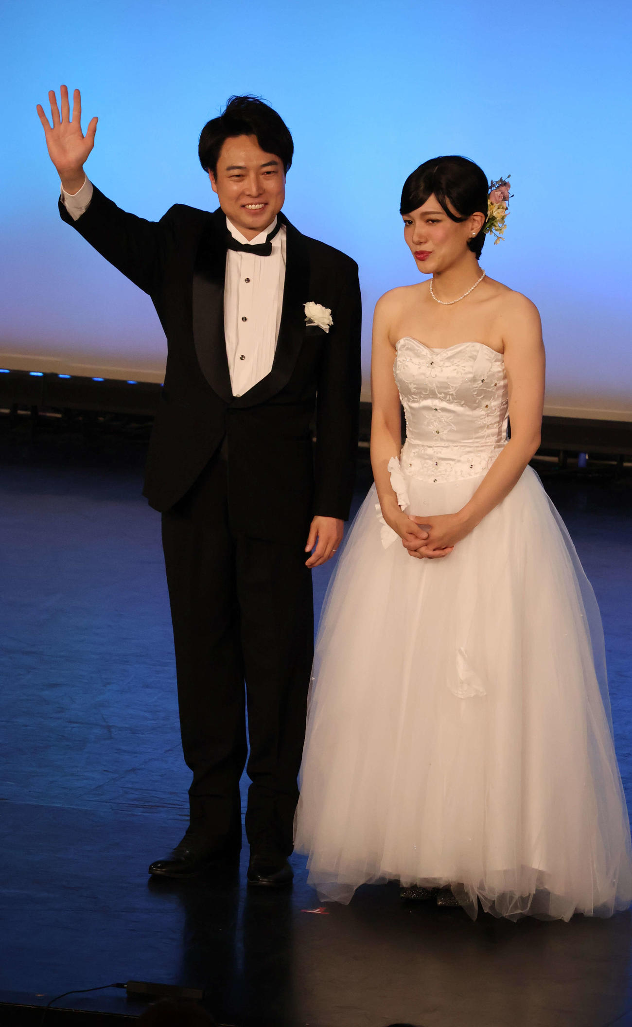吉本新喜劇の金原早苗（右）信濃岳夫が「小泉夫妻」になりきって、イベント開催（撮影・村上久美子）