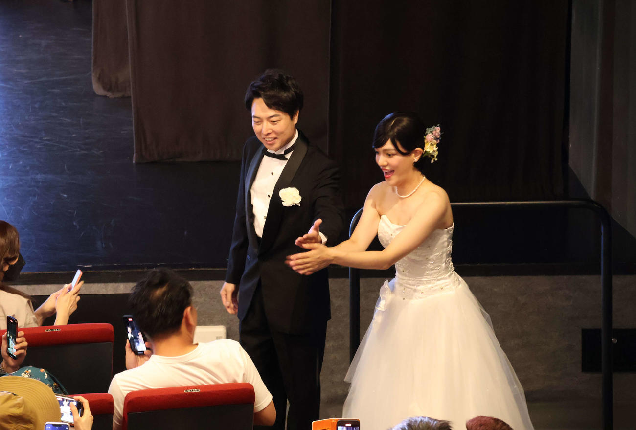 吉本新喜劇の金原早苗（右）信濃岳夫が「小泉夫妻」になりきって、客席へあいさつ回り（撮影・村上久美子）