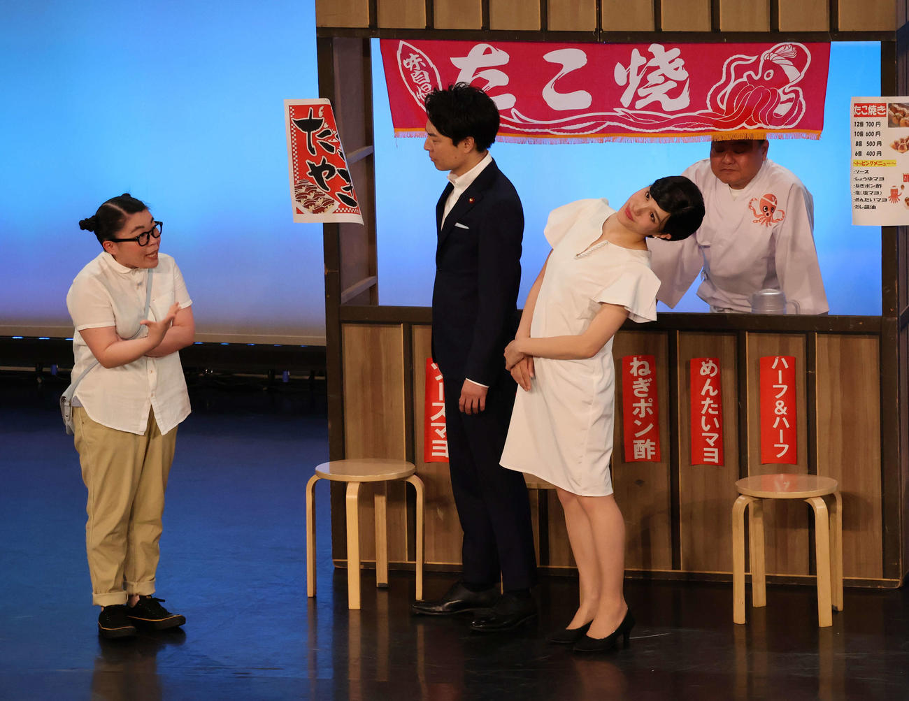 「小泉夫妻」になりきった金原早苗（中央右）と信濃岳夫（同左）は、川畑泰史（奥）らとミニ吉本新喜劇にも挑戦（撮影・村上久美子）