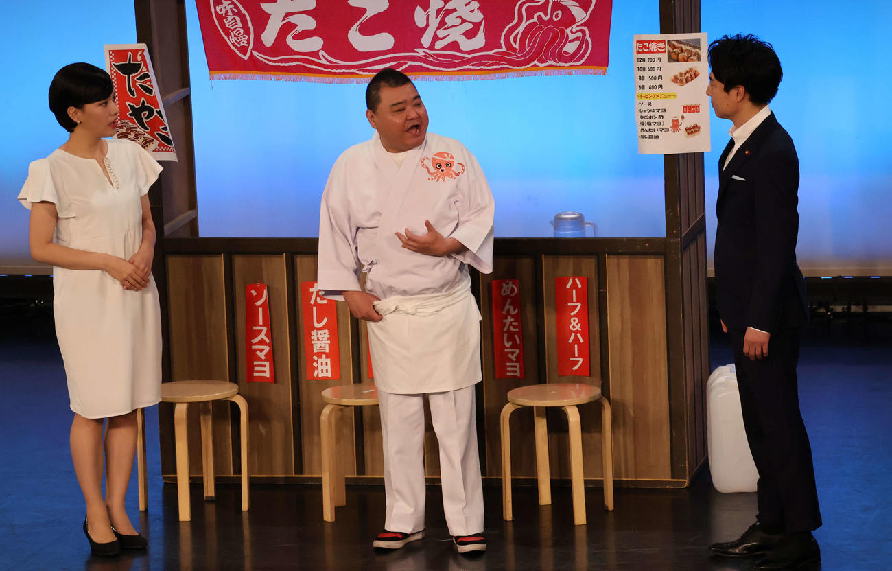 「小泉夫妻」になりきった金原早苗（左端）と信濃岳夫（右端）は、川畑泰史らとミニ吉本新喜劇にも挑戦（撮影・村上久美子）