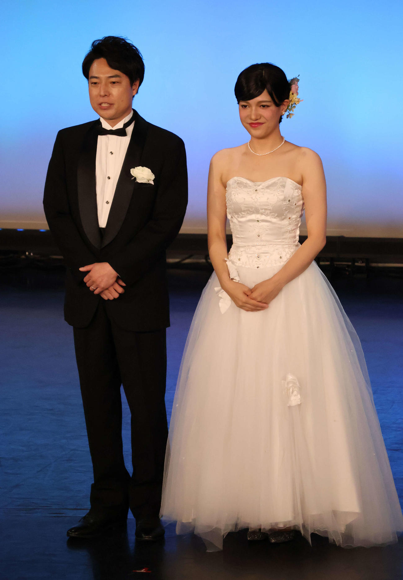 「小泉夫妻」になりきった金原早苗（右）と信濃岳夫（撮影・村上久美子）