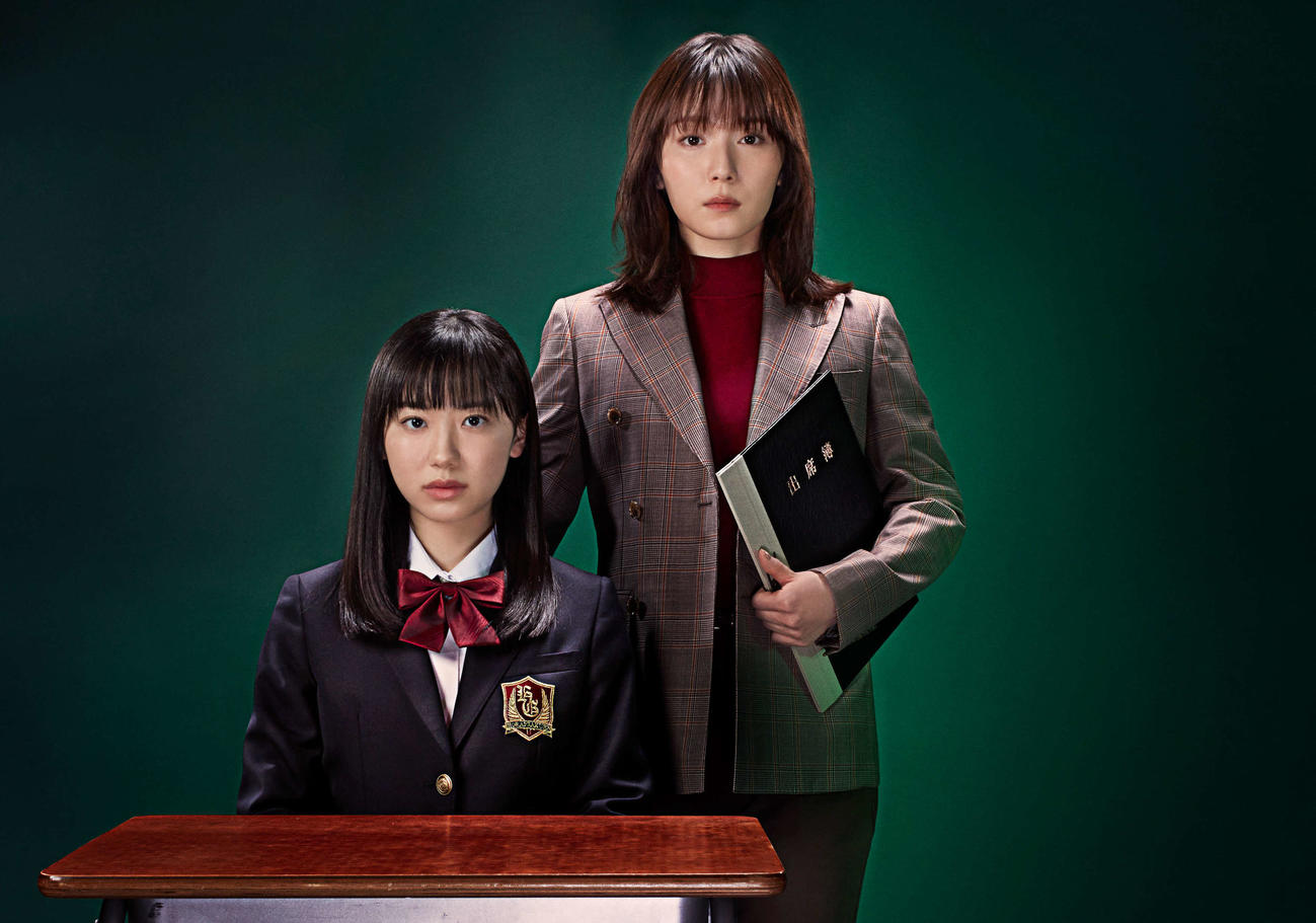 日本テレビ系ドラマ「最高の教師　1年後、私は生徒に■された」で主演を務める松岡茉優（右）と共演の芦田愛菜
