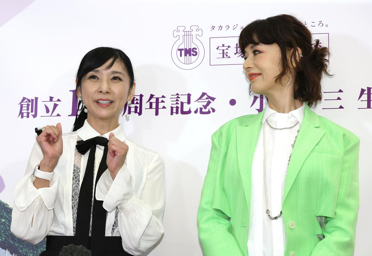 宝塚音楽学校創立110周年記念式典を終え代表インタビューで思い出を語る黒木瞳（左）と大地真央（撮影・白石智彦）
