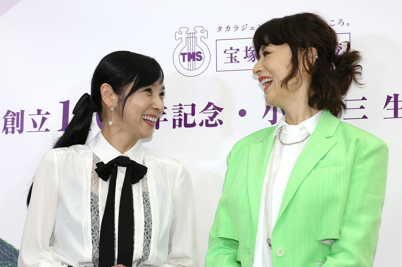 宝塚音楽学校創立110周年記念式典を終え代表インタビューで笑顔を見せる黒木瞳（左）と大地真央（撮影・白石智彦）