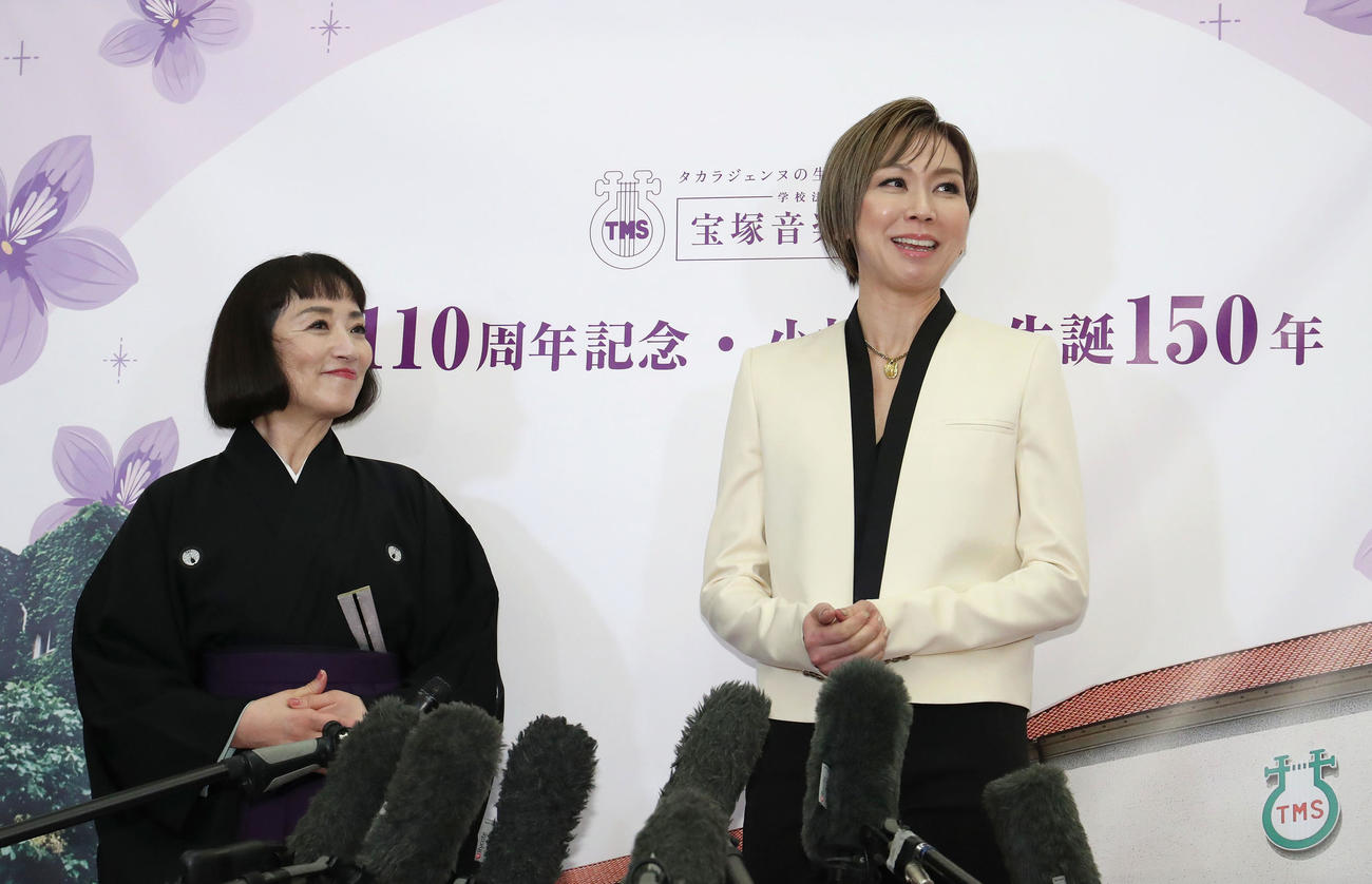 宝塚音楽学校創立110周年記念式典を終え代表インタビューで思い出を語る南風舞（左）と湖月わたる（撮影・白石智彦）