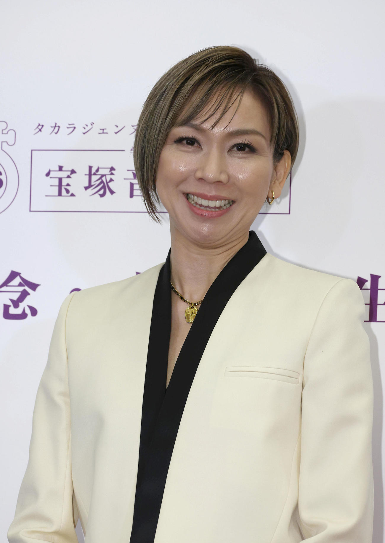 宝塚音楽学校創立110周年記念式典を終え代表インタビューで思い出を語る湖月わたる（撮影・白石智彦）
