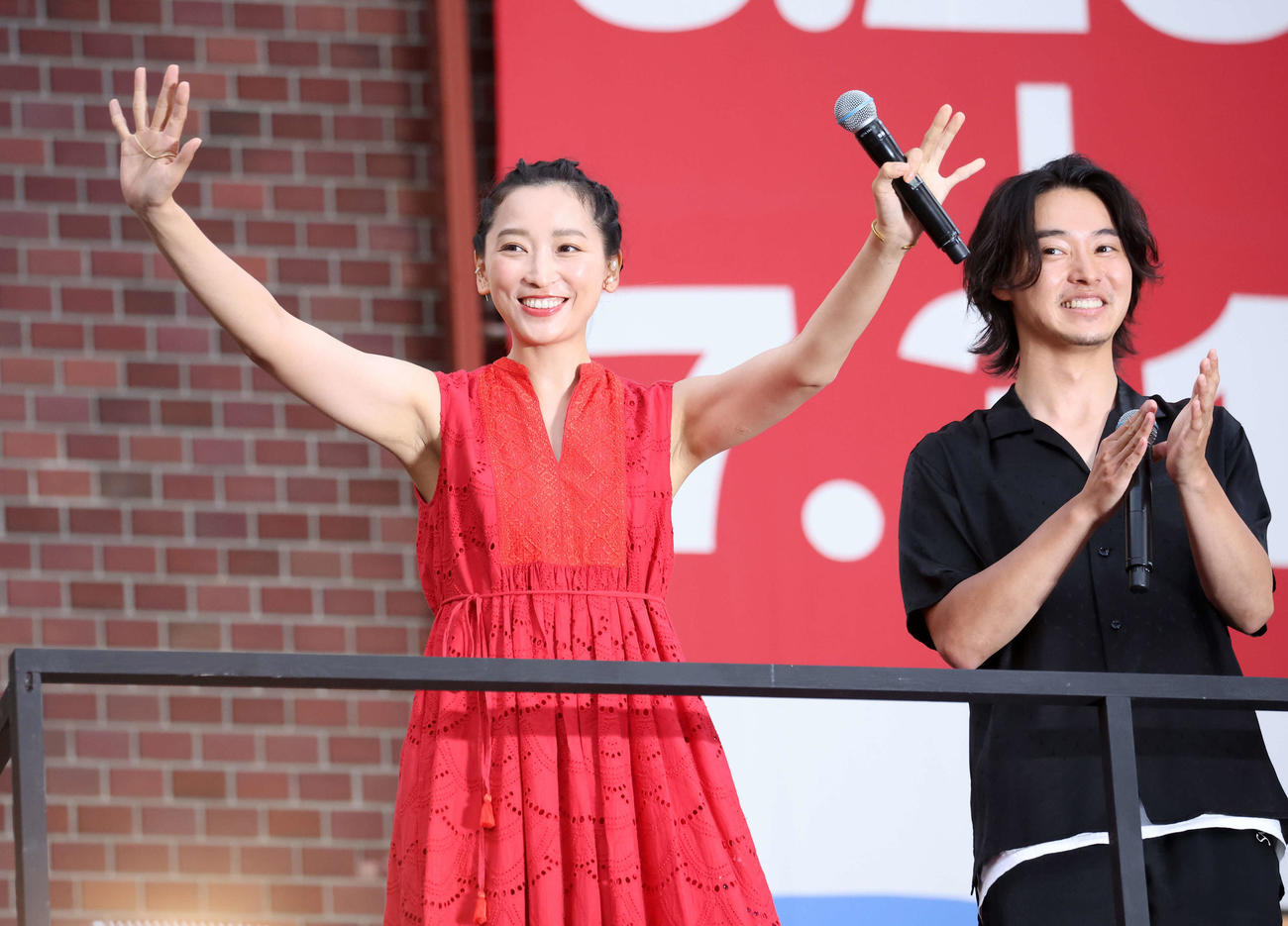 「キングダム　運命の炎」公開直前サプライズイベントに登壇した杏（左）、右は山崎賢人（撮影・鈴木正人）