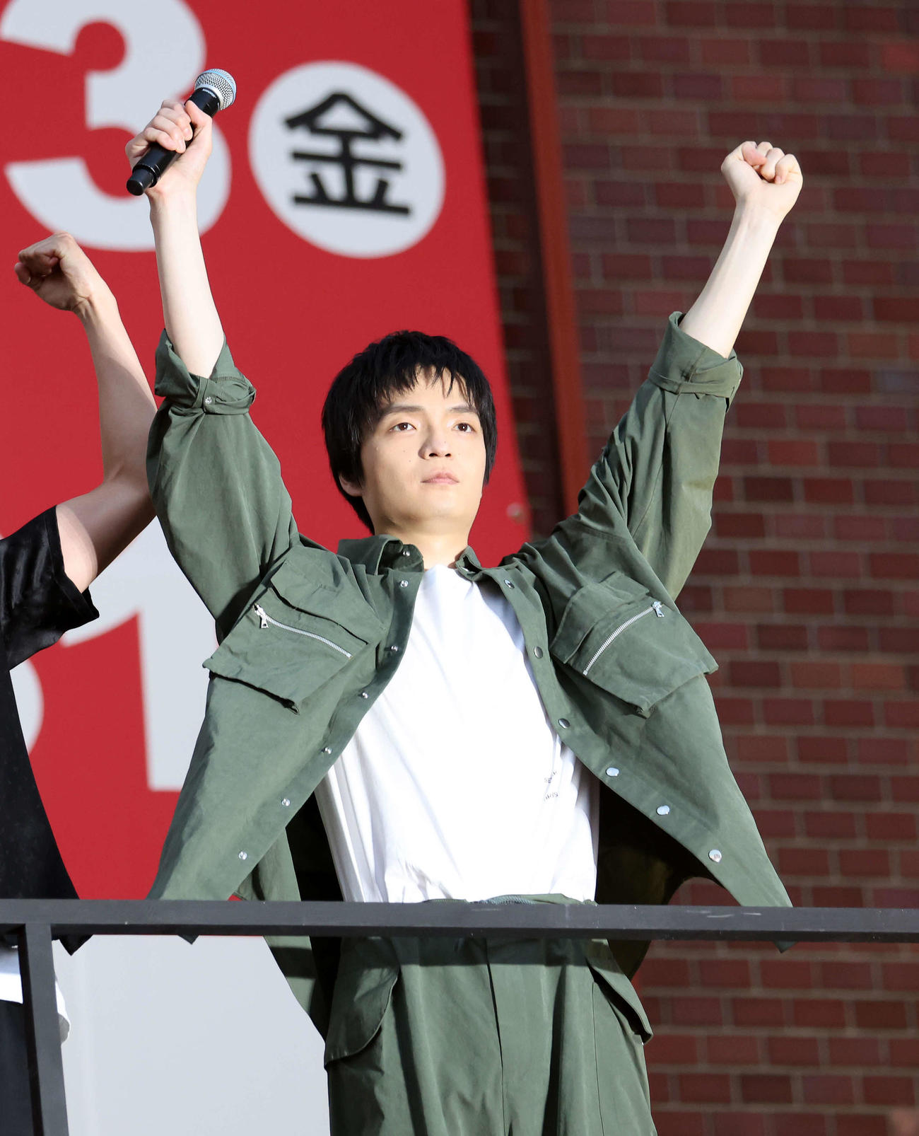 「キングダム　運命の炎」公開直前サプライズイベントに登壇しガッツポーズする岡山天音（撮影・鈴木正人）