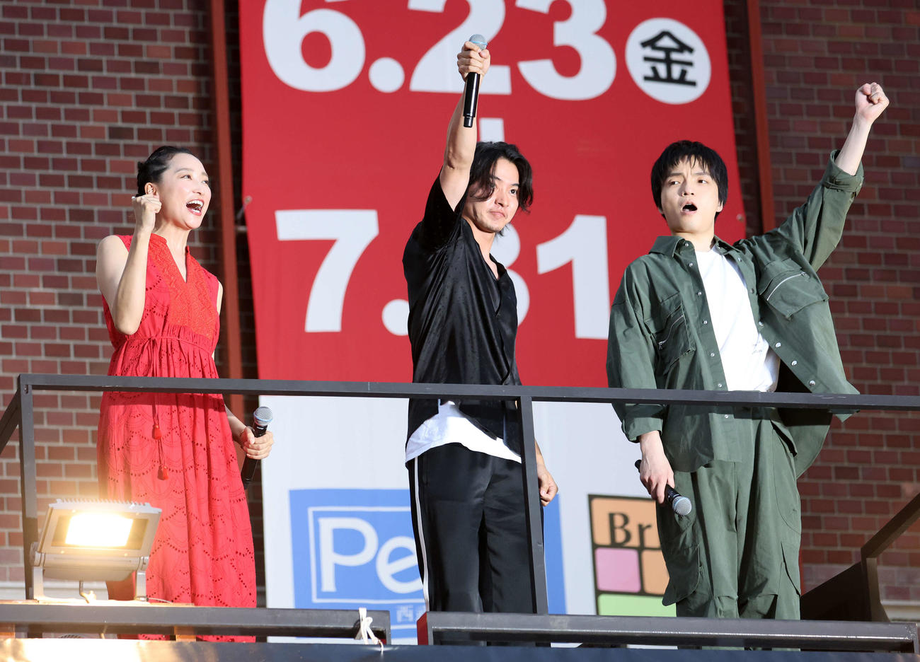 「キングダム　運命の炎」公開直前サプライズイベントで雄たけびを上げる、左から杏、山崎賢人、岡山天音（撮影・鈴木正人）
