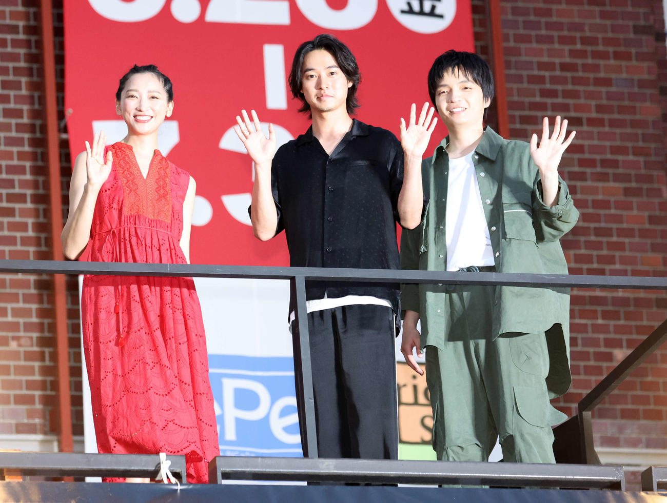 「キングダム　運命の炎」公開直前サプライズイベントでファンに手を振る、左から杏、山崎賢人、岡山天音（撮影・鈴木正人）