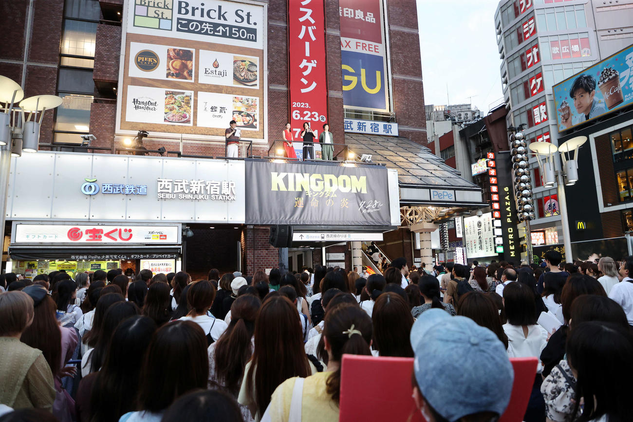 西武新宿ペペ前広場で「キングダム　運命の炎」公開直前サプライズイベントが行われた（撮影・鈴木正人）