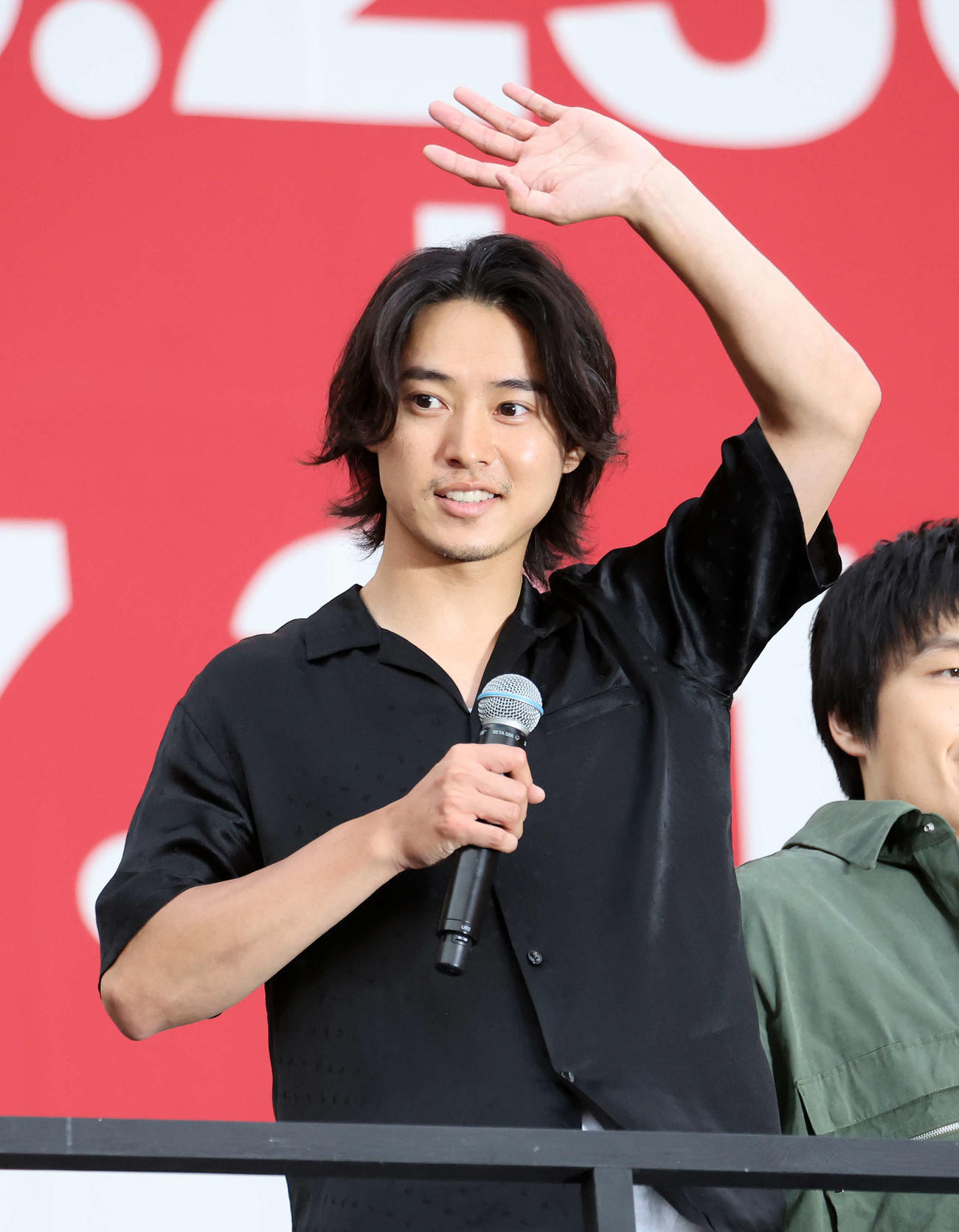 「キングダム　運命の炎」公開直前サプライズイベントに登壇しファンに手を振る山崎賢人（撮影・鈴木正人）