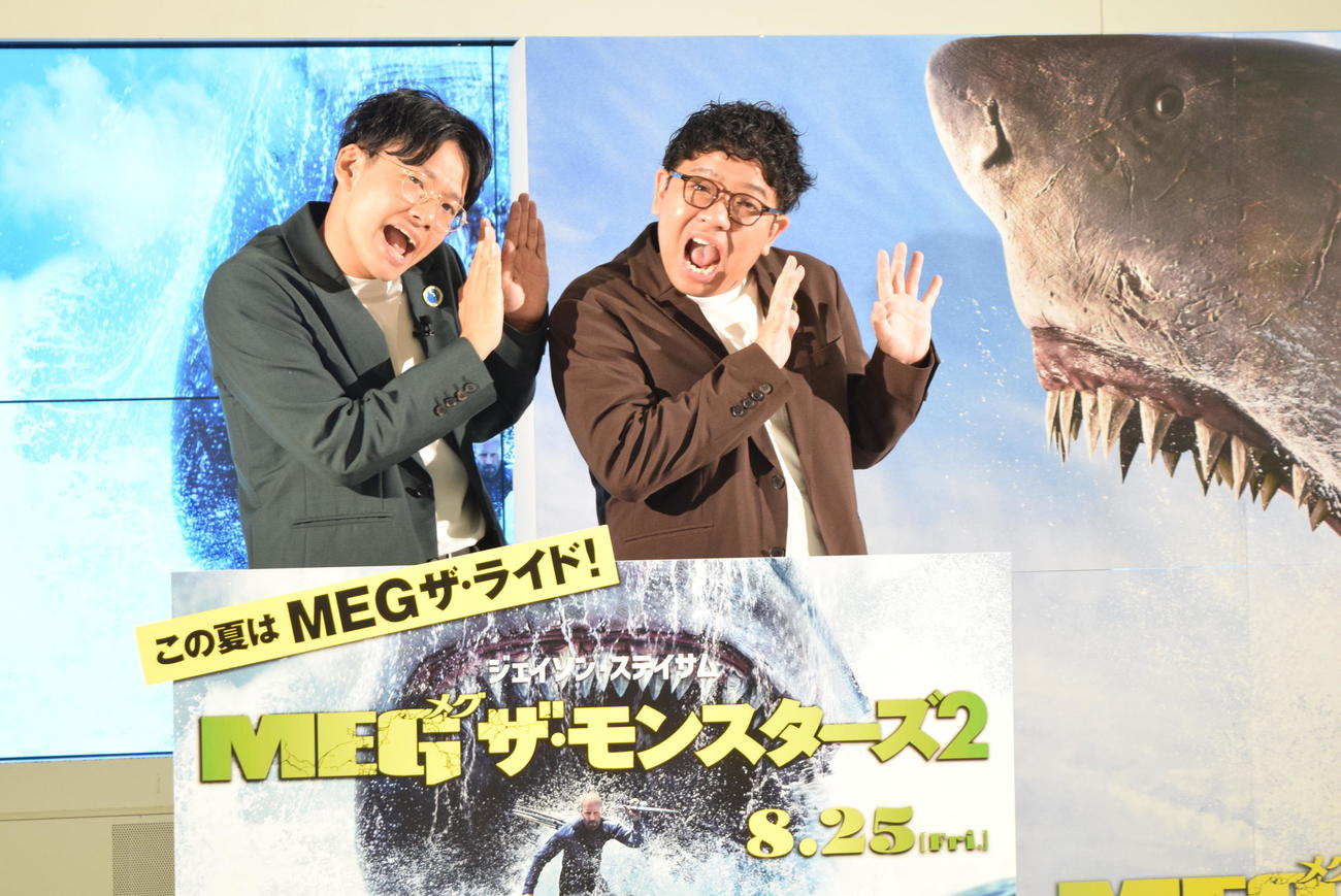 すべり倒したミキの亜生（左）と昴生（撮影・阪口孝志）