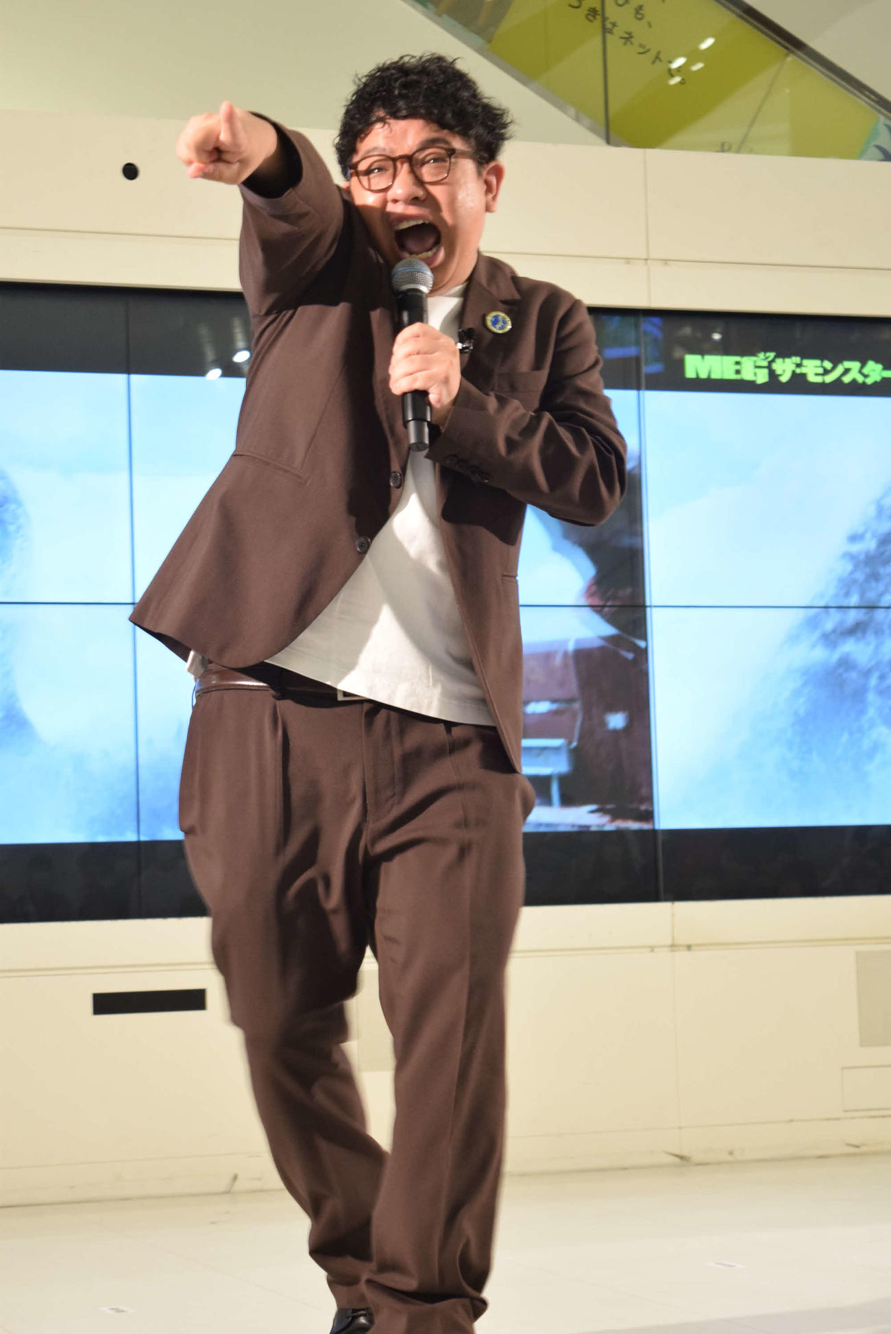 すべり倒したミキの亜生（左）と昴生（撮影・阪口孝志）