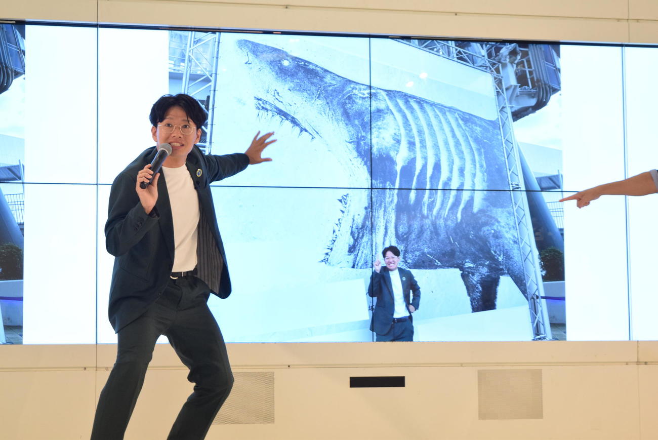 メガロドンの魚拓でボケる亜生（撮影・阪口孝志）