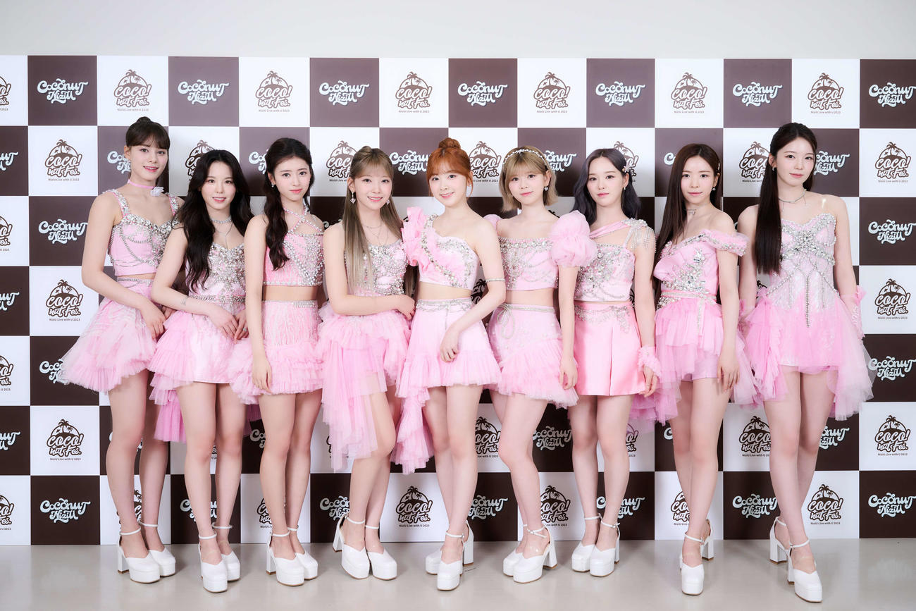 インタビューに応じたNiziU。左からNINA、MAKO、RIMA、MAYUKA、MIIHI、RIKU、RIO、MAYA、AYAKA（田中聖太郎氏撮影）