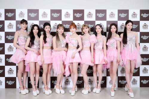 インタビューに応じたNiziU。左からNINA、MAKO、RIMA、MAYUKA、MIIHI、RIKU、RIO、MAYA、AYAKA（田中聖太郎氏撮影）