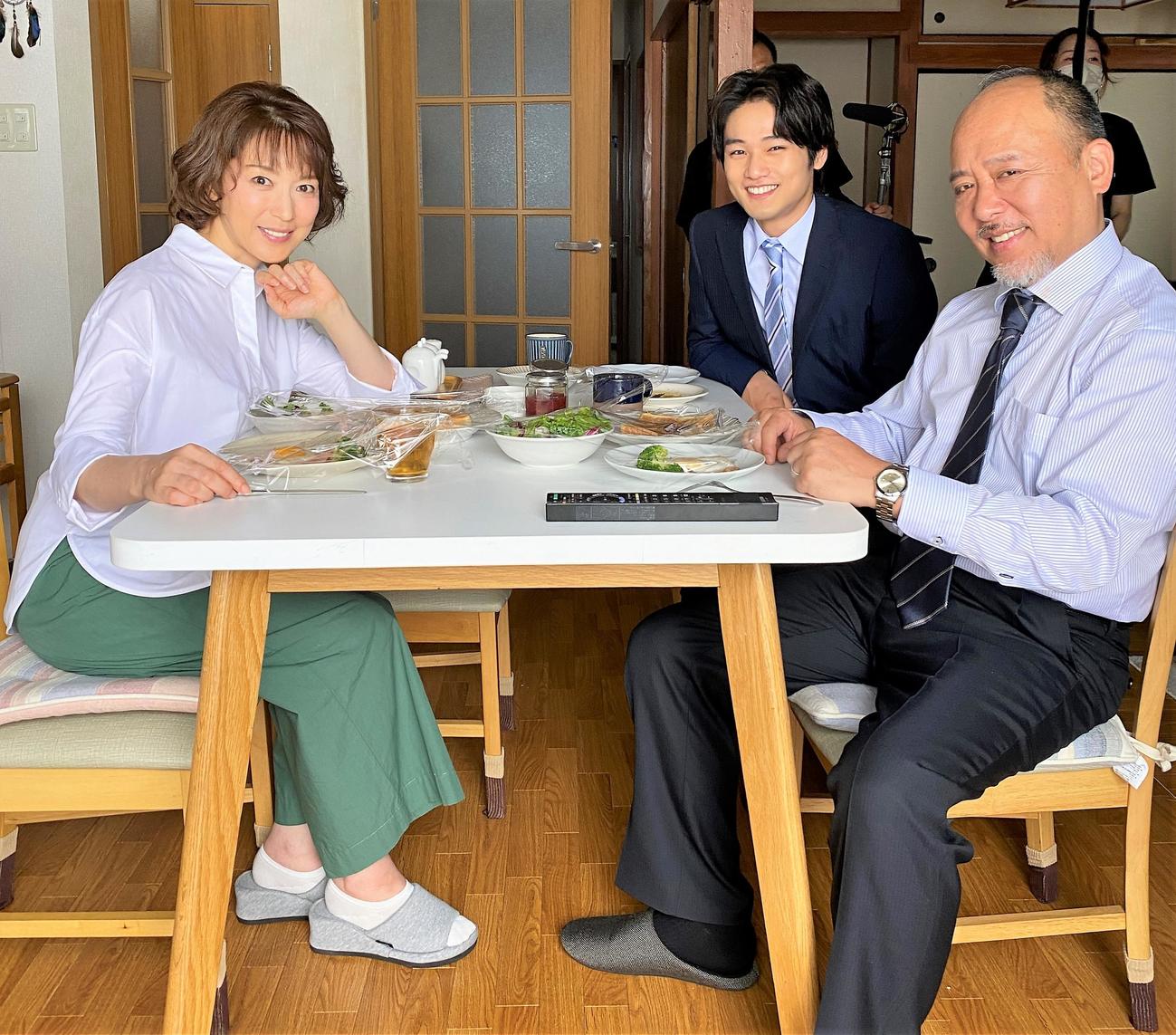 「この素晴らしき世界」に出演する、左から、若村麻由美、中川大輔、マキタスポーツ（C）フジテレビ