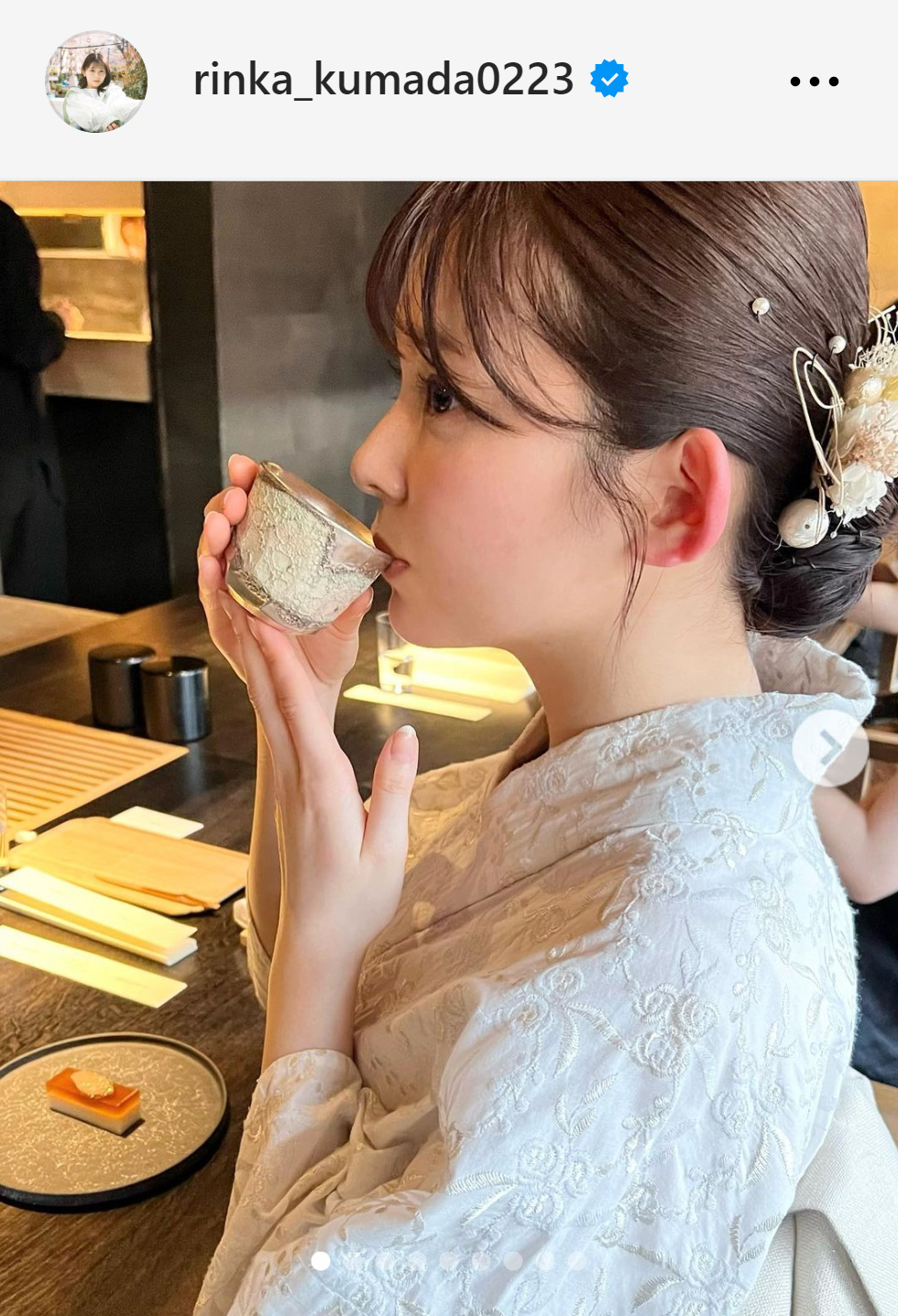 和服姿で茶腕に口を付ける久間田琳加（久間田琳加のインスタグラムから）