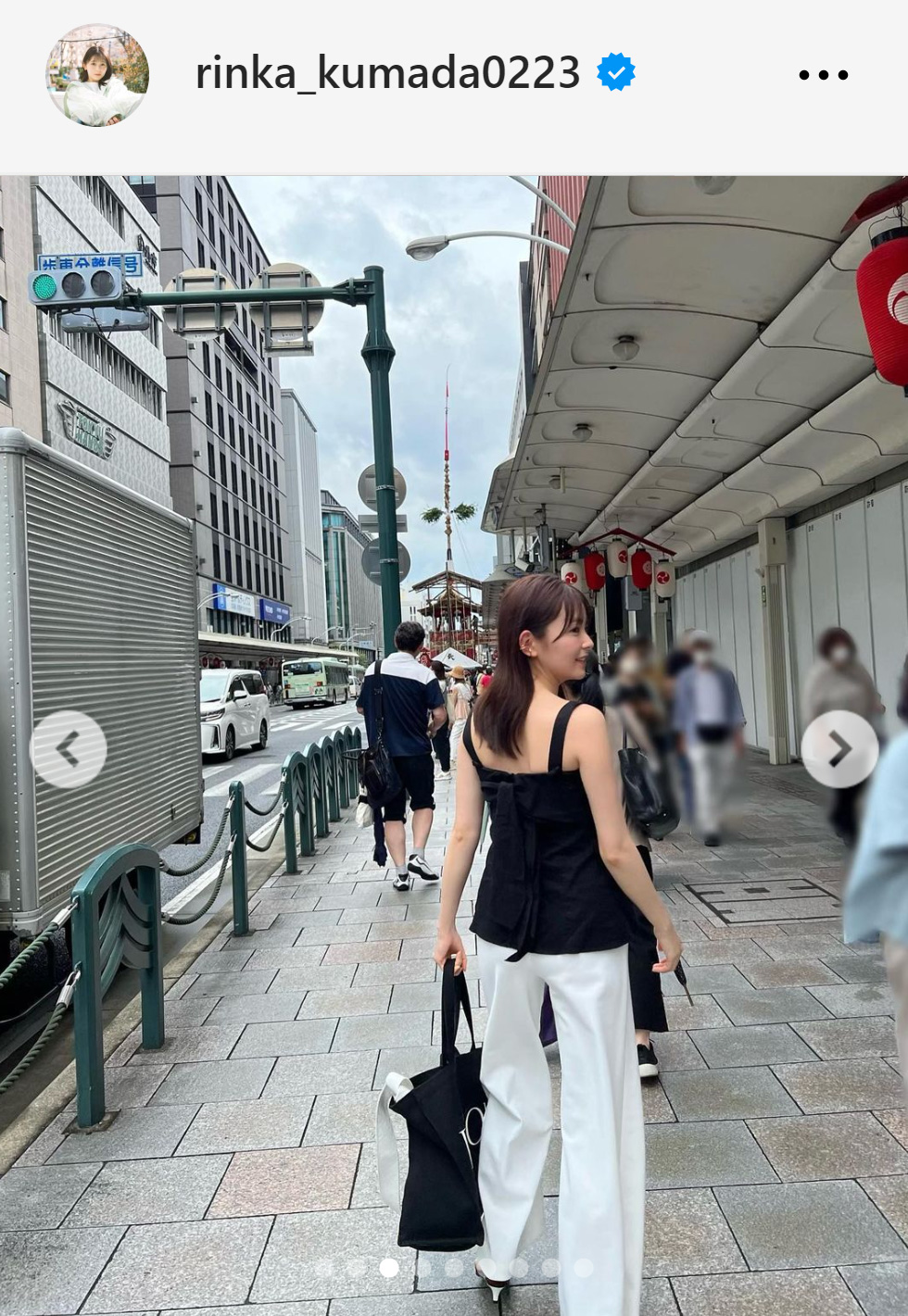 ノースリーブに白いパンツのモノトーンコーデ姿の久間田琳加（久間田琳加のインスタグラムから）